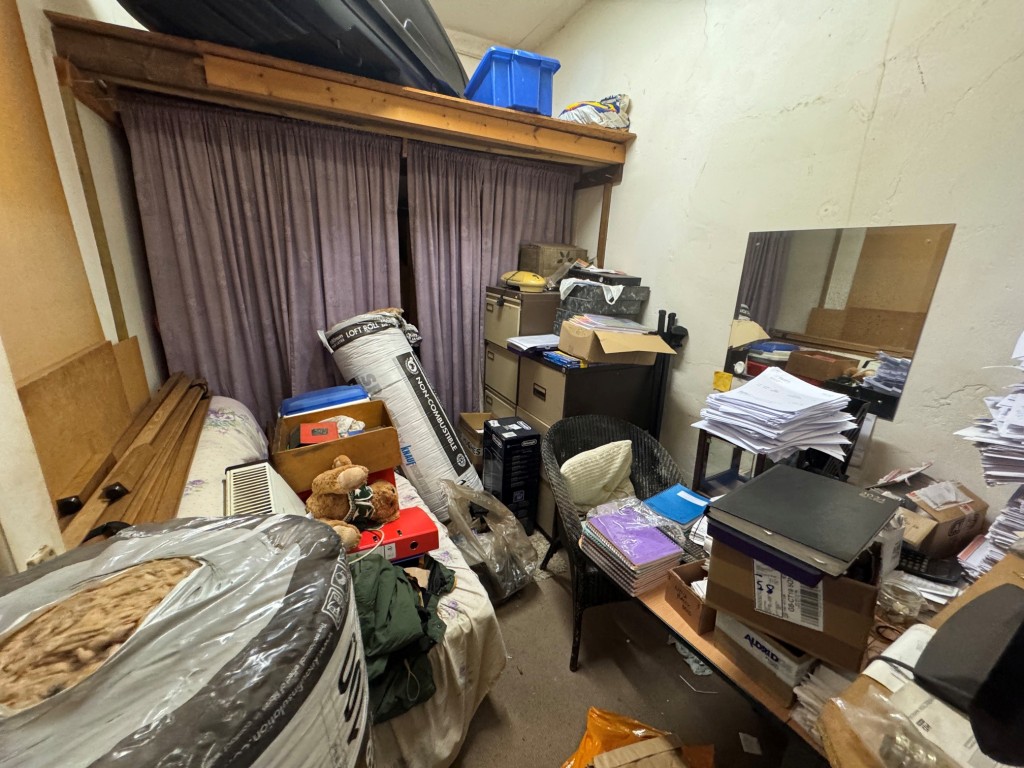 Lot: 193 - COMMERCIAL AND RESIDENTIAL INVESTMENT - Shop - stores 2